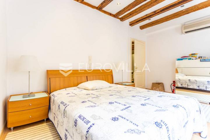 Šibenik, dvosoban stan na rivi, povijesna zgrada, 78,03 m2