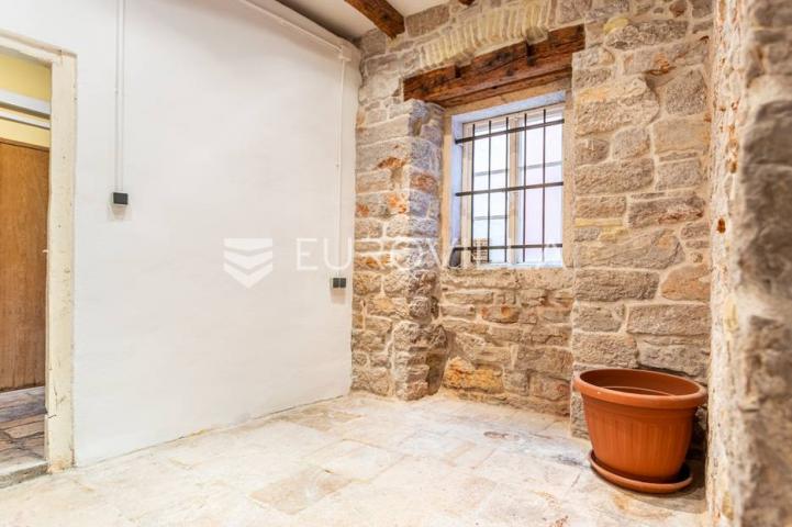 Šibenik, dvosoban stan na rivi, povijesna zgrada, 78,03 m2