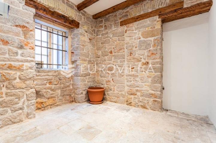 Šibenik, dvosoban stan na rivi, povijesna zgrada, 78,03 m2