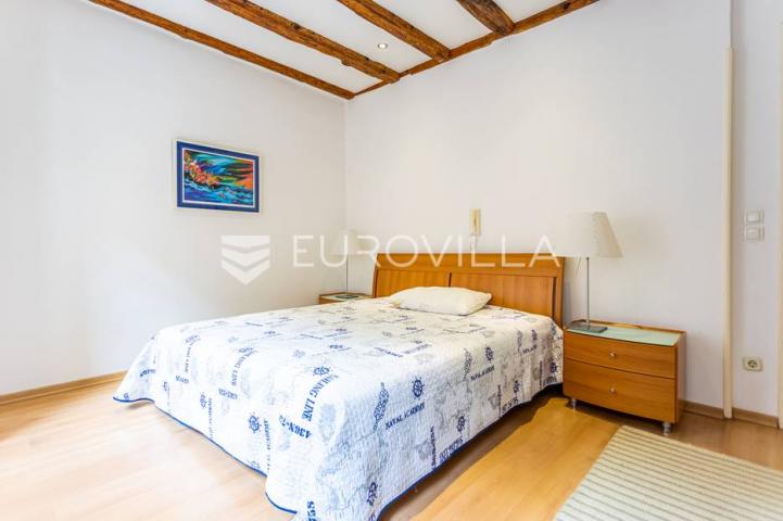 Šibenik, dvosoban stan na rivi, povijesna zgrada, 78,03 m2