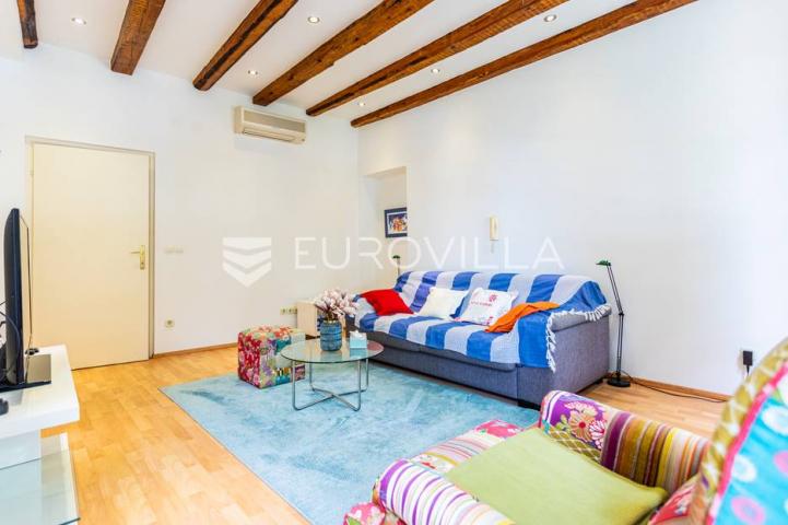 Šibenik, dvosoban stan na rivi, povijesna zgrada, 78,03 m2