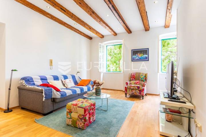 Šibenik, dvosoban stan na rivi, povijesna zgrada, 78,03 m2