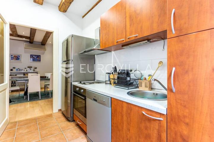 Šibenik, dvosoban stan na rivi, povijesna zgrada, 78,03 m2