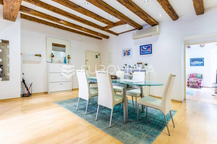 Šibenik, dvosoban stan na rivi, povijesna zgrada, 78,03 m2