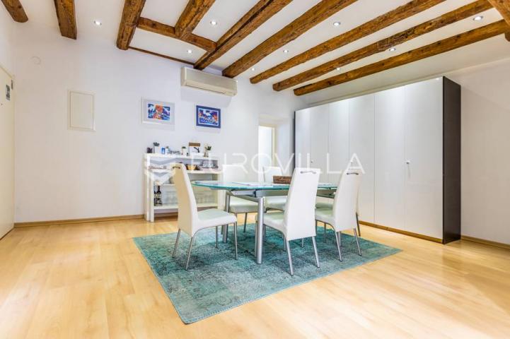Šibenik, dvosoban stan na rivi, povijesna zgrada, 78,03 m2