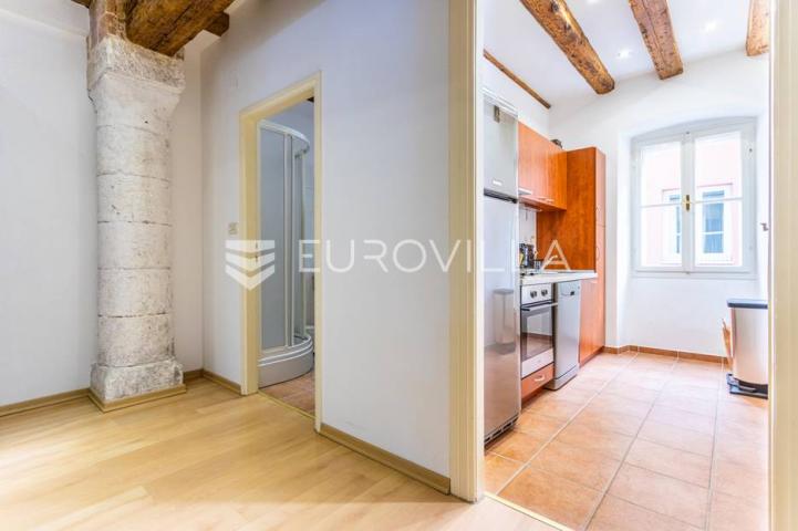 Šibenik, dvosoban stan na rivi, povijesna zgrada, 78,03 m2
