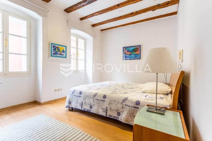 Šibenik, dvosoban stan na rivi, povijesna zgrada, 78,03 m2