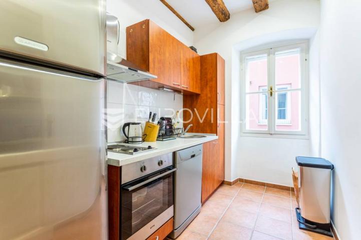 Šibenik, dvosoban stan na rivi, povijesna zgrada, 78,03 m2