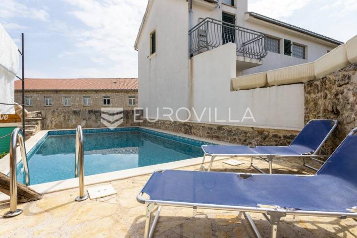Hvar, Vrbanj, renovirana kamena kuća
