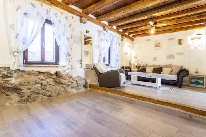 Hvar, Vrbanj, renovirana kamena kuća