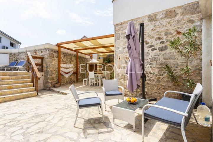 Hvar, Vrbanj, renovirana kamena kuća