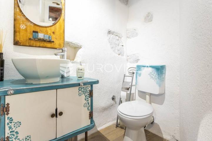 Hvar, Vrbanj, renovirana kamena kuća