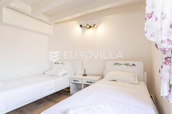 Hvar, Vrbanj, renovirana kamena kuća