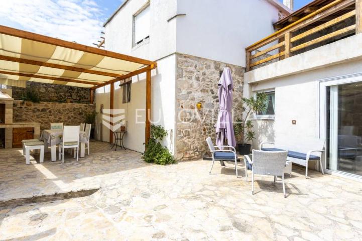 Hvar, Vrbanj, renovirana kamena kuća