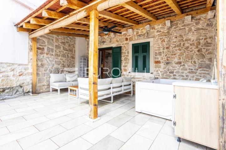 Hvar, Vrbanj, renovirana kamena kuća