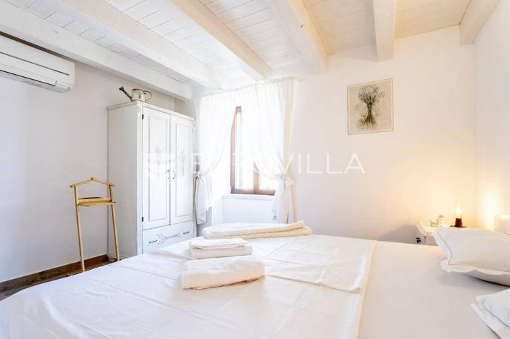 Hvar, Vrbanj, renovirana kamena kuća