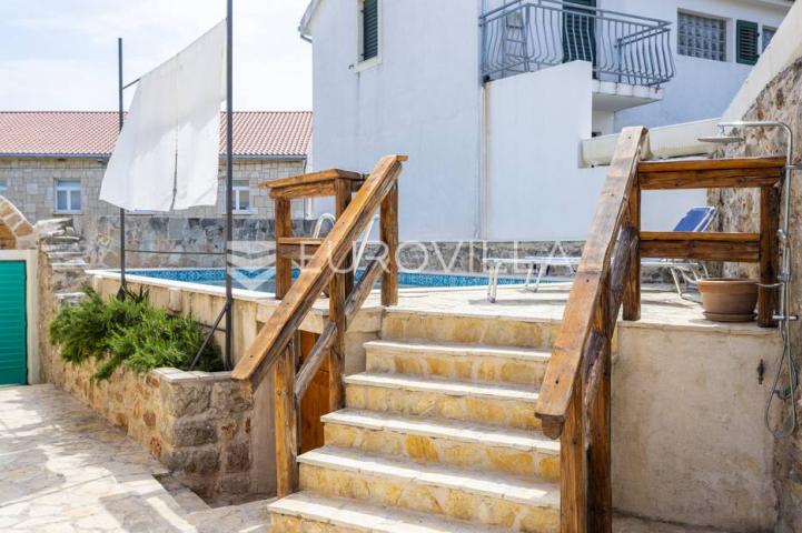 Hvar, Vrbanj, renovirana kamena kuća