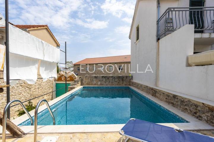 Hvar, Vrbanj, renovirana kamena kuća