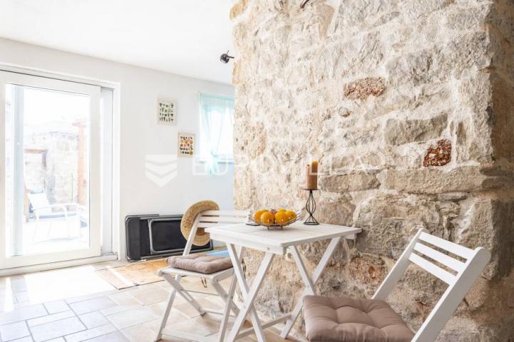 Hvar, Vrbanj, renovirana kamena kuća