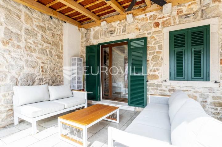 Hvar, Vrbanj, renovirana kamena kuća