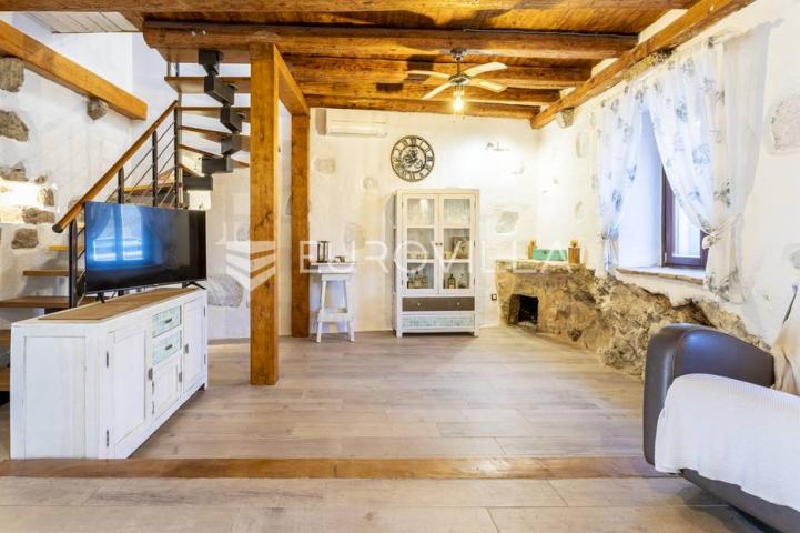 Hvar, Vrbanj, renovirana kamena kuća