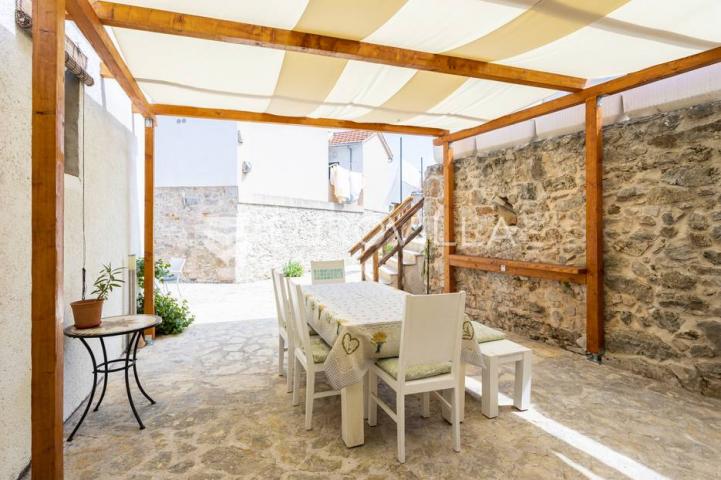 Hvar, Vrbanj, renovirana kamena kuća