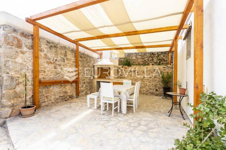 Hvar, Vrbanj, renovirana kamena kuća