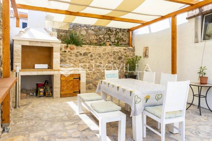 Hvar, Vrbanj, renovirana kamena kuća