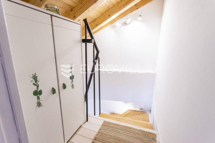 Hvar, Vrbanj, renovirana kamena kuća