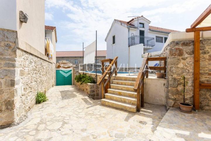 Hvar, Vrbanj, renovirana kamena kuća