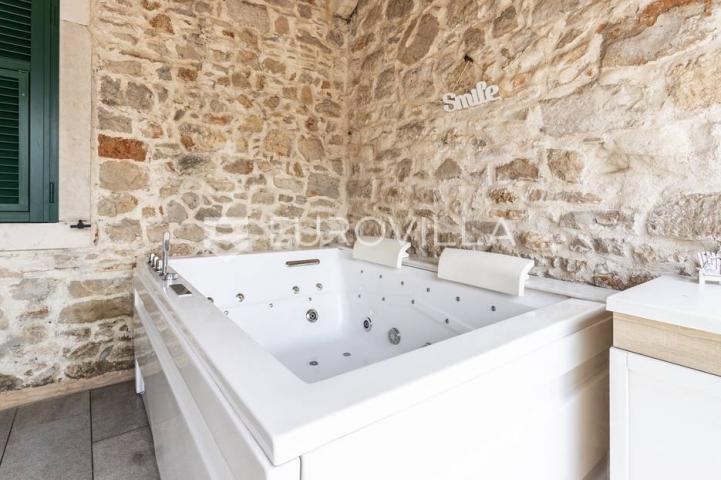 Hvar, Vrbanj, renovirana kamena kuća