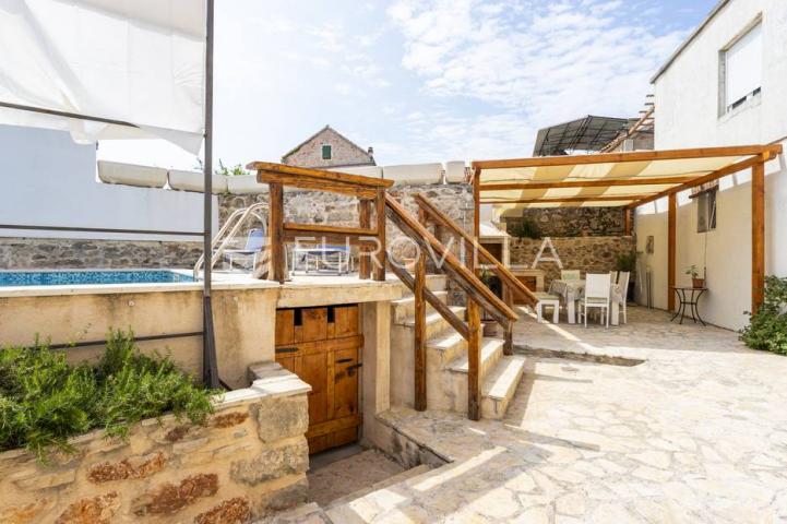Hvar, Vrbanj, renovirana kamena kuća