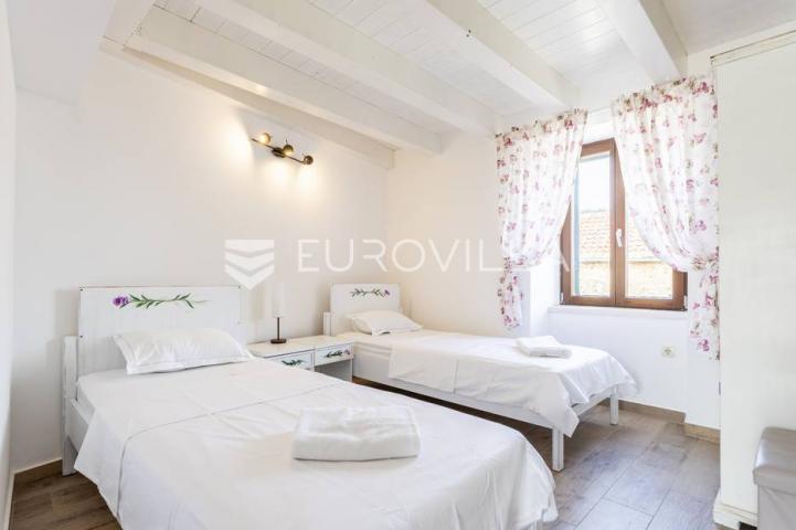 Hvar, Vrbanj, renovirana kamena kuća