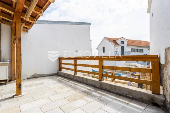 Hvar, Vrbanj, renovirana kamena kuća