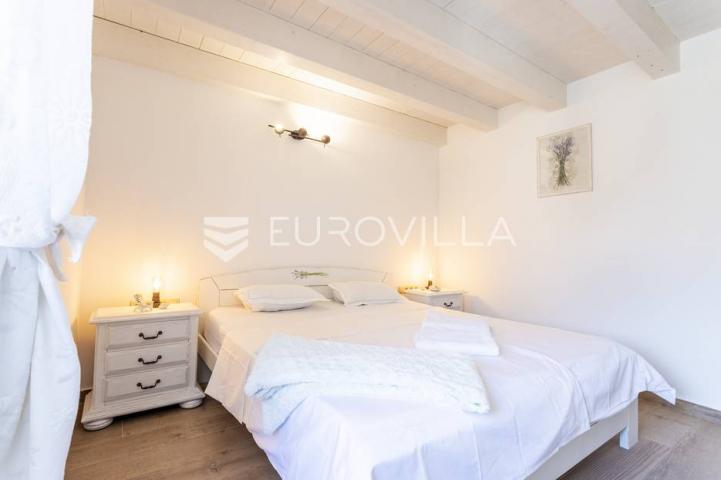 Hvar, Vrbanj, renovirana kamena kuća