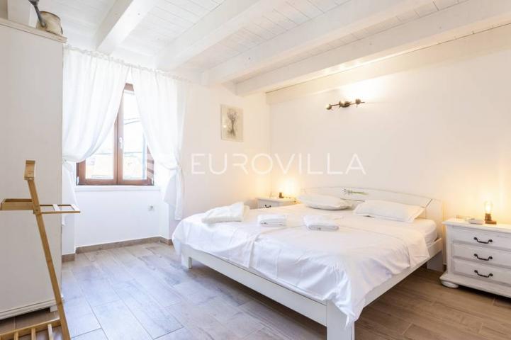 Hvar, Vrbanj, renovirana kamena kuća
