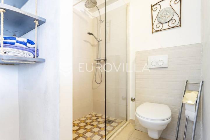 Hvar, Vrbanj, renovirana kamena kuća