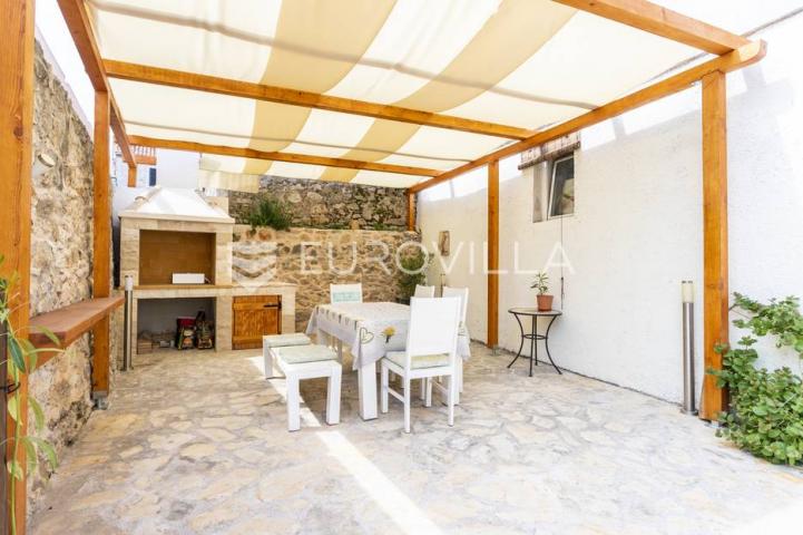 Hvar, Vrbanj, renovirana kamena kuća