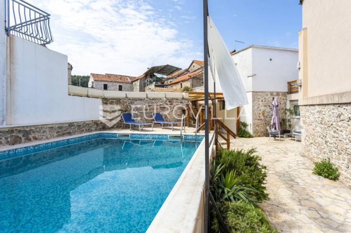 Hvar, Vrbanj, renovirana kamena kuća