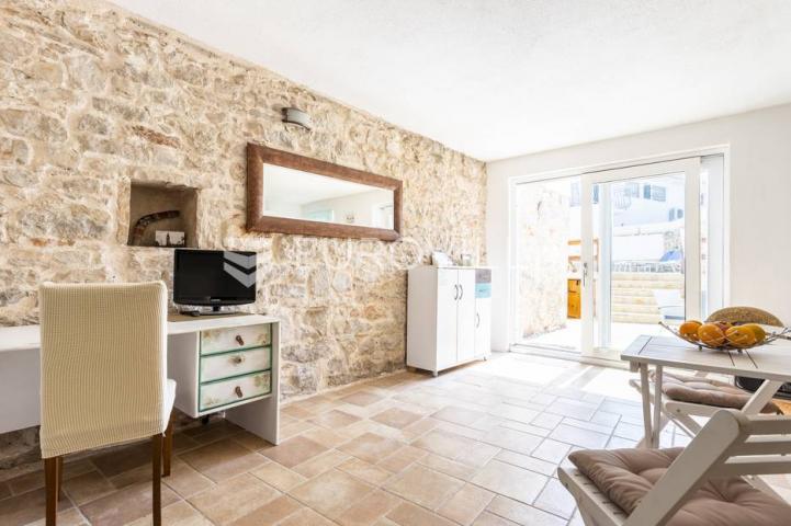 Hvar, Vrbanj, renovirana kamena kuća