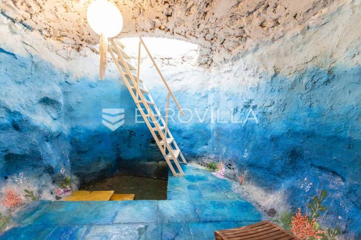 Hvar, Vrbanj, renovirana kamena kuća