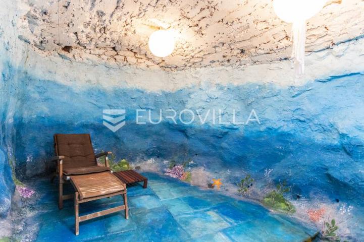 Hvar, Vrbanj, renovirana kamena kuća