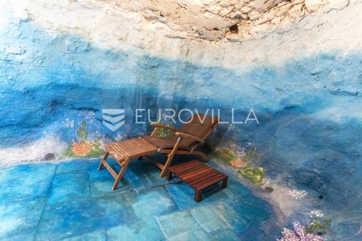 Hvar, Vrbanj, renovirana kamena kuća