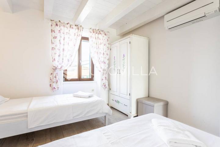 Hvar, Vrbanj, renovirana kamena kuća