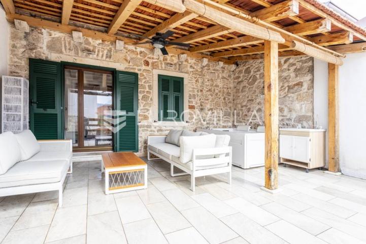 Hvar, Vrbanj, renovirana kamena kuća