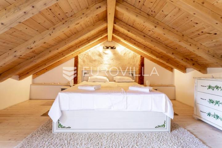 Hvar, Vrbanj, renovirana kamena kuća