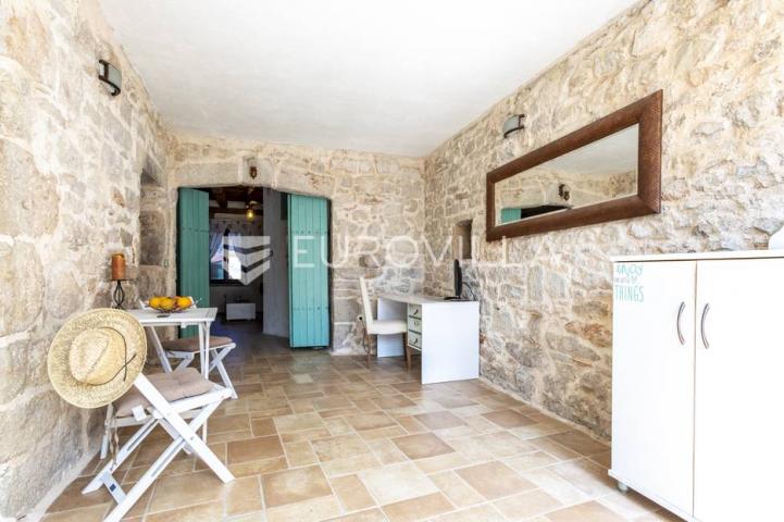 Hvar, Vrbanj, renovirana kamena kuća