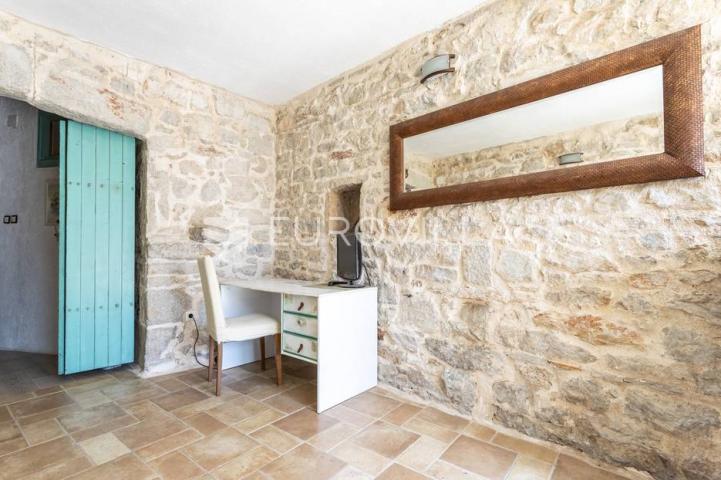 Hvar, Vrbanj, renovirana kamena kuća