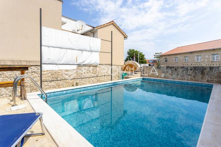 Hvar, Vrbanj, renovirana kamena kuća