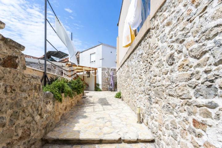 Hvar, Vrbanj, renovirana kamena kuća